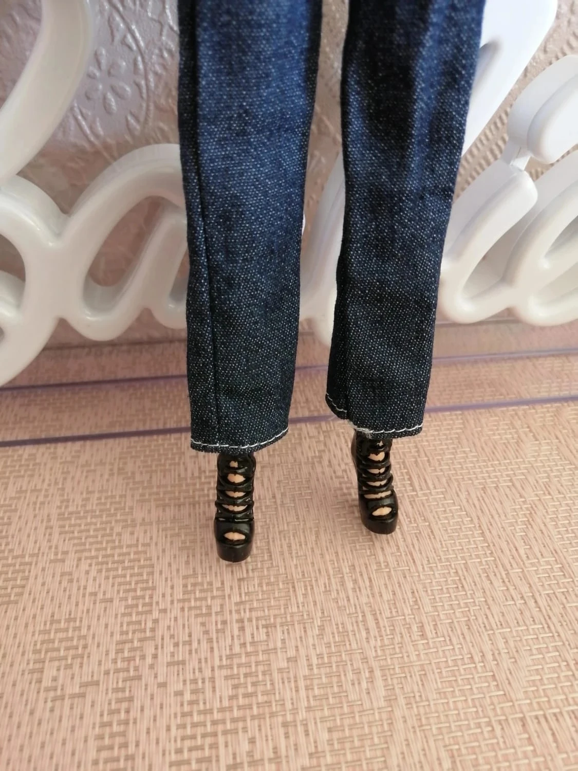 Linda Barbie en un atuendo elegante y casual. – photo 6